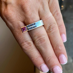 Janine Renard, modernistische ring in twee soorten goud, zwarte diamanten en rhodoniet, 21e eeuw