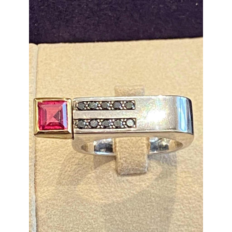 Janine Renard, modernistische ring in twee soorten goud, zwarte diamanten en rhodoniet, 21e eeuw