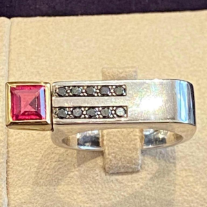 Janine Renard, bague moderniste en deux ors, diamants noirs & rodhonite, XXIe s