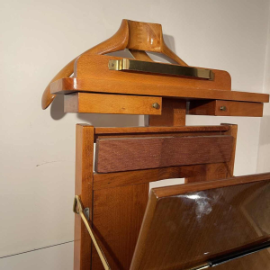 Ico & Luisa Parisi pour Fratelli Reguitti, valet de chambre en bois de noyer & laiton, ca 1960