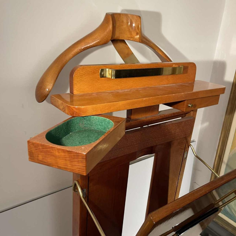 Ico & Luisa Parisi for Fratelli Reguitti, walnut wood & brass valet stand, ca 1960