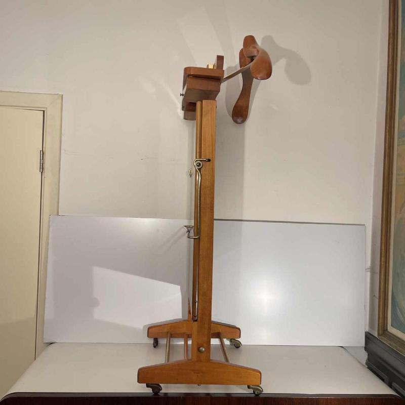 Ico & Luisa Parisi for Fratelli Reguitti, walnut and brass valet stand, ca 1960