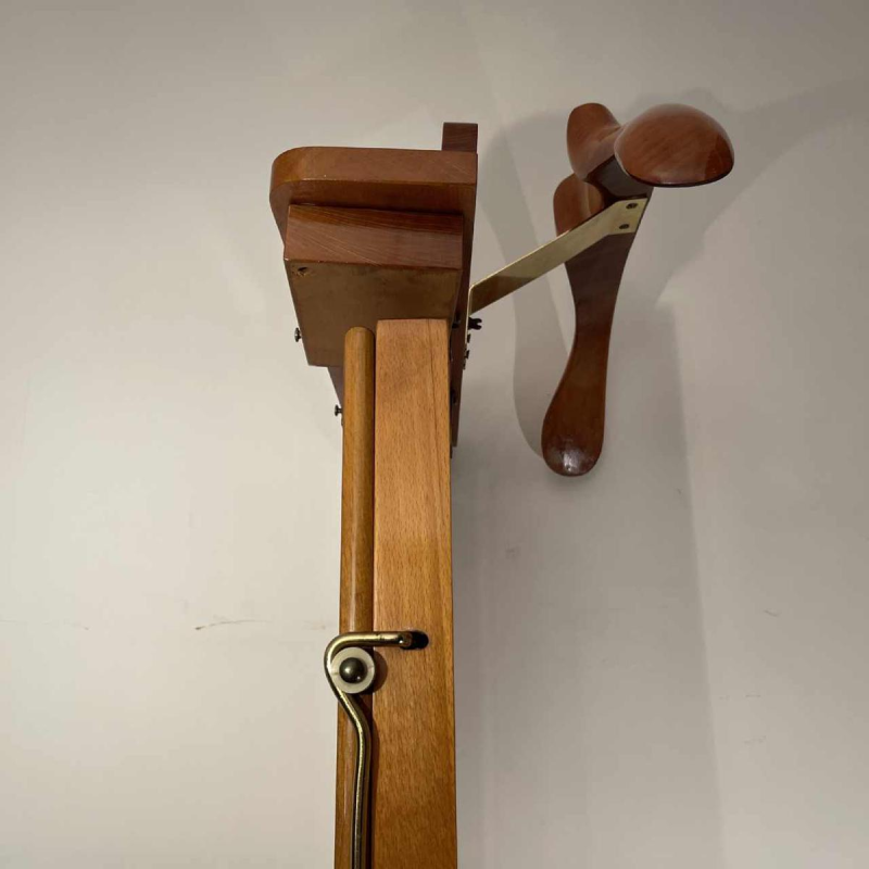 Ico & Luisa Parisi for Fratelli Reguitti, walnut wood & brass valet stand, ca 1960