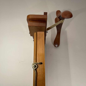 Ico & Luisa Parisi for Fratelli Reguitti, walnut and brass valet stand, ca 1960