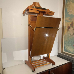 Ico & Luisa Parisi for Fratelli Reguitti, walnut wood & brass valet stand, ca 1960