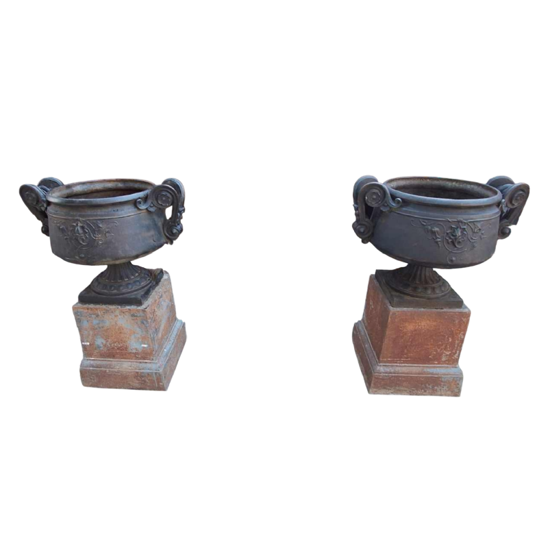 Paire de vasques “Chambord“ en fonte, motifs floraux et anses volutes, XIXe s