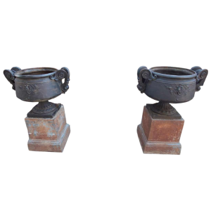 Paire de vasques “Chambord“ en fonte, motifs floraux et anses volutes, XIXe s