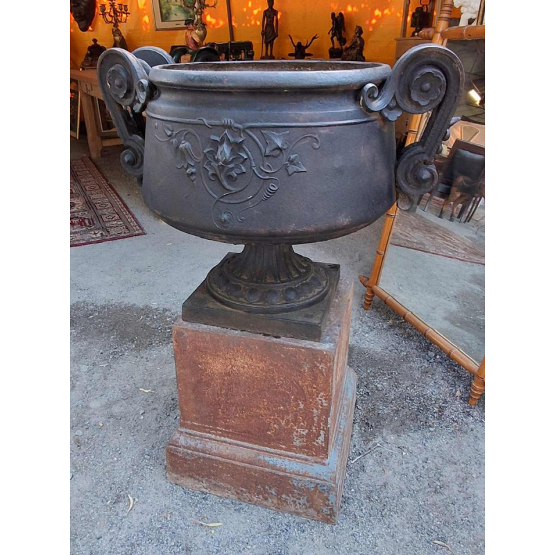 Paire de vasques “Chambord“ en fonte, motifs floraux et anses volutes, XIXe s