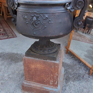Pair of ‘Chambord’ cast iron basins, floral motifs and scroll handles, 19th century