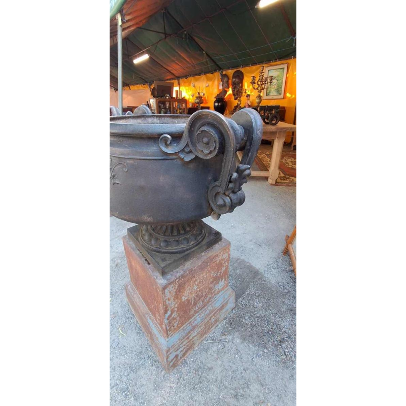 Paire de vasques “Chambord“ en fonte, motifs floraux et anses volutes, XIXe s