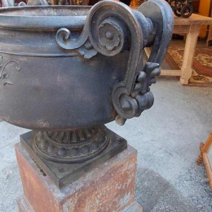 Pair of ‘Chambord’ cast iron basins, floral motifs and scroll handles, 19th century