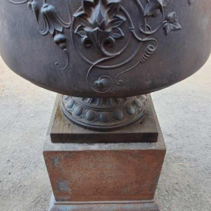 Paar gietijzeren waskommen “Chambord” met bloemmotieven en krulhandvatten, 19e eeuw