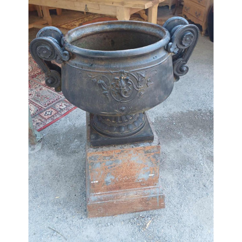 Pair of ‘Chambord’ cast iron basins, floral motifs and scroll handles, 19th century