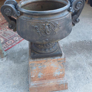 Pair of ‘Chambord’ cast iron basins, floral motifs and scroll handles, 19th century