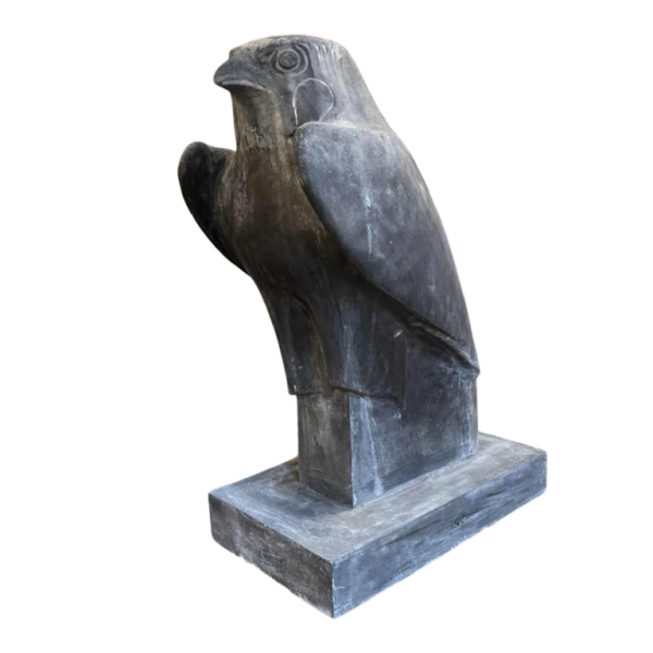 Grande sculpture d'un faucon 'Horus' en pla^tre, patine grise type pierre bleue, 20ème siècle