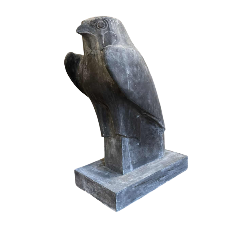 Grande sculpture d'un faucon 'Horus' en pla^tre, patine grise type pierre bleue, 20ème siècle