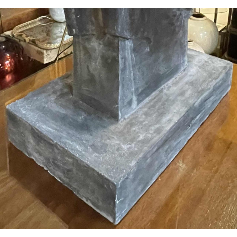 Grote sculptuur van een valk 'Horus' in gips met een grijs arduinen patina, 20e eeuw