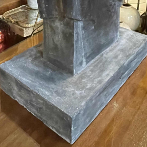 Grote sculptuur van een valk 'Horus' in gips met een grijs arduinen patina, 20e eeuw