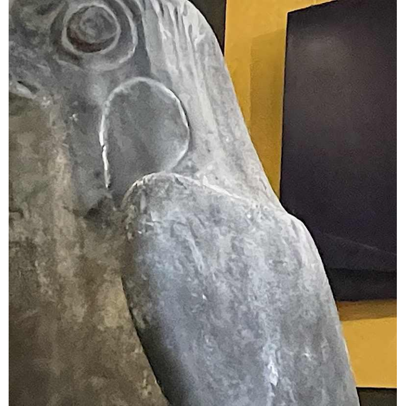 Grote sculptuur van een valk 'Horus' in gips met een grijs arduinen patina, 20e eeuw