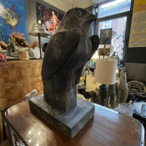 Grote sculptuur van een valk 'Horus' in gips met een grijs arduinen patina, 20e eeuw