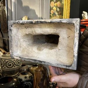 Grote sculptuur van een valk 'Horus' in gips met een grijs arduinen patina, 20e eeuw