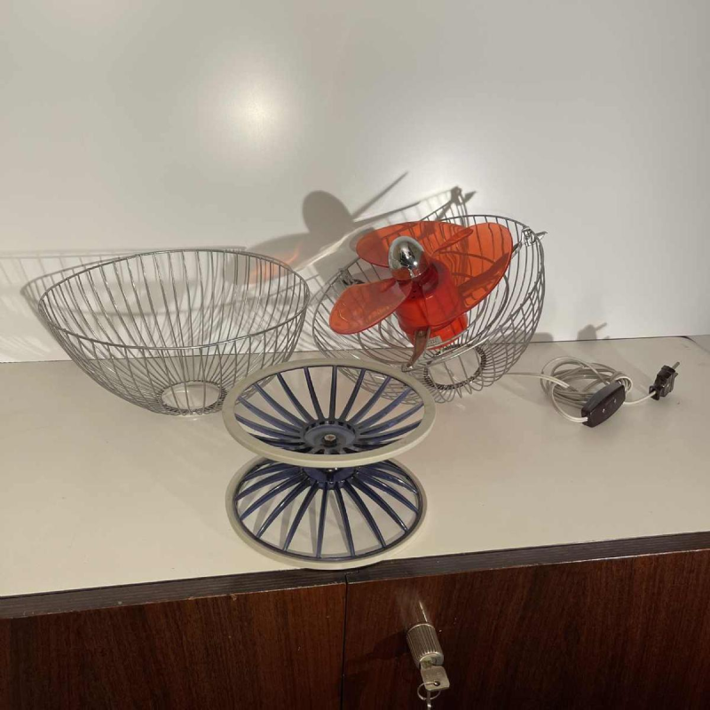 Hitachi B-45 ventilator, verchroomde stalen bolvormige structuur, rode polycarbonaat bladen, Japan jaren 70