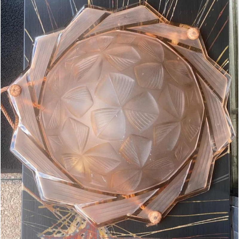 Art Deco plafondlamp van roze persglas met gestileerd geometrisch bloemmotief, ca 1930