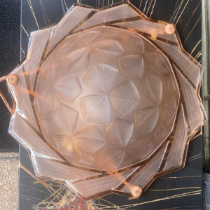 Plafonnier Art Déco en verre pressé moulé rose, motif géométrique floral stylisé, ca 1930