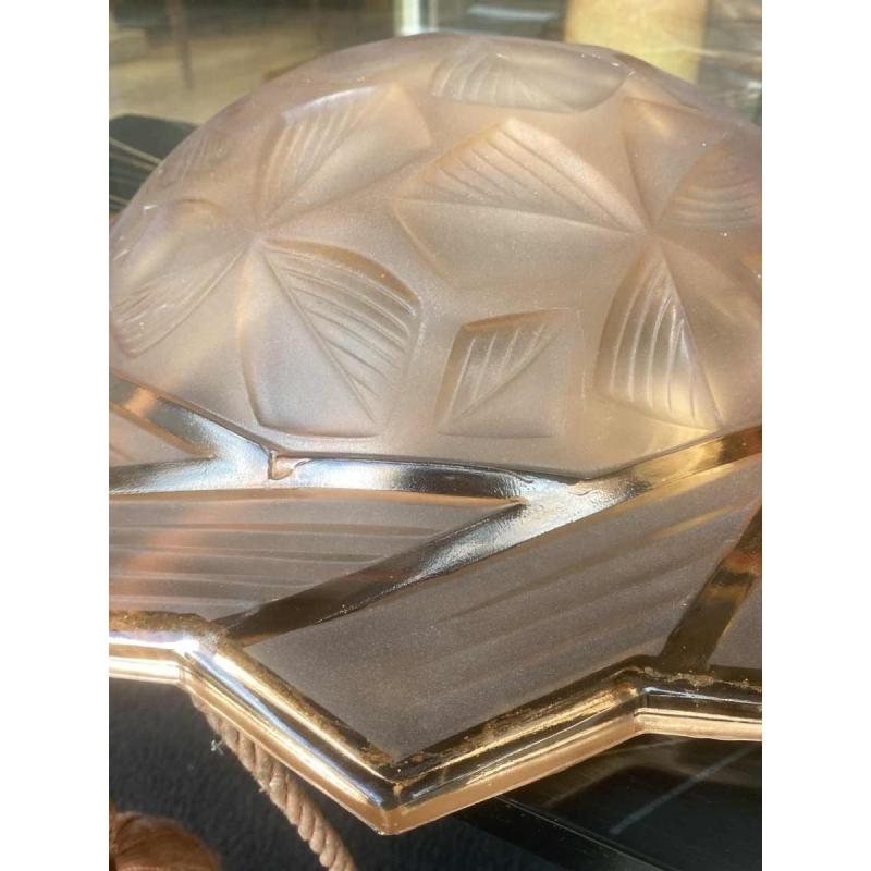 Art Deco plafondlamp van roze persglas met gestileerd geometrisch bloemmotief, ca 1930