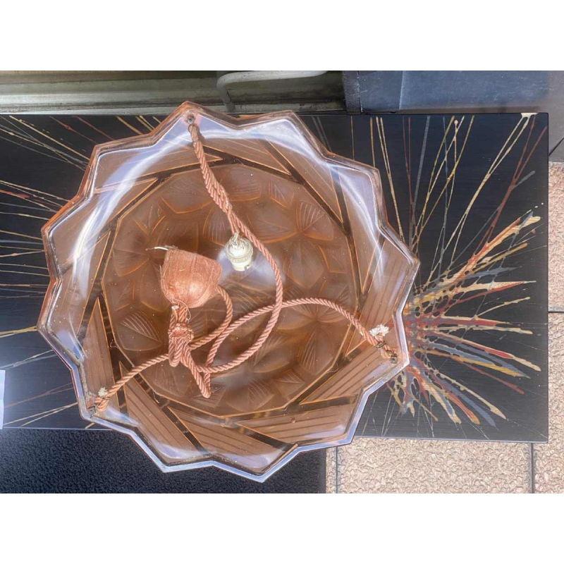 Plafonnier Art Déco en verre pressé moulé rose, motif géométrique floral stylisé, ca 1930