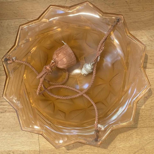 Plafonnier Art Déco en verre pressé moulé rose, motif géométrique floral stylisé, ca 1930