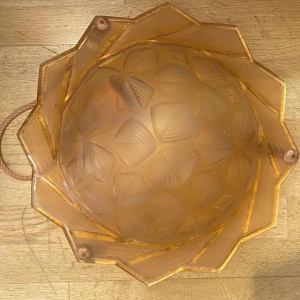 Art Deco plafondlamp van roze persglas met gestileerd geometrisch bloemmotief, ca 1930