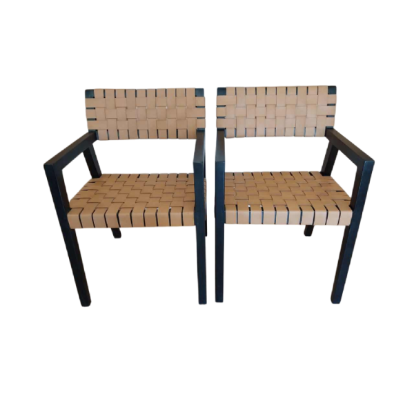 Olivier de Schrijver “Boss” paar fauteuils, zwartgebeitst hout en leren riemen