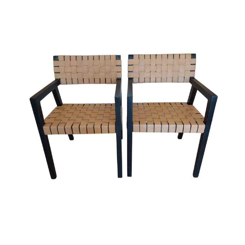 Olivier de Schrijver “Boss” paar fauteuils, zwartgebeitst hout en leren riemen