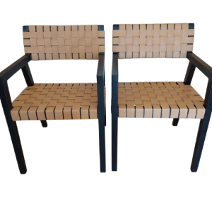 Olivier de Schrijver “Boss” paar fauteuils, zwartgebeitst hout en leren riemen