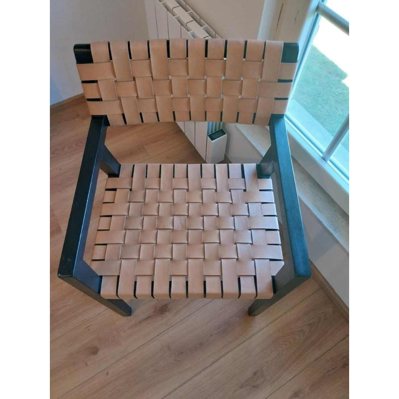 Olivier de Schrijver “Boss” paar fauteuils, zwartgebeitst hout en leren riemen