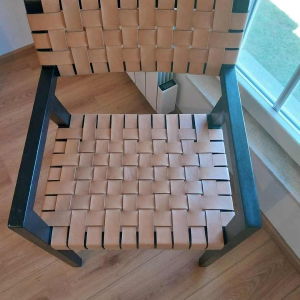 Olivier de Schrijver “Boss” paar fauteuils, zwartgebeitst hout en leren riemen