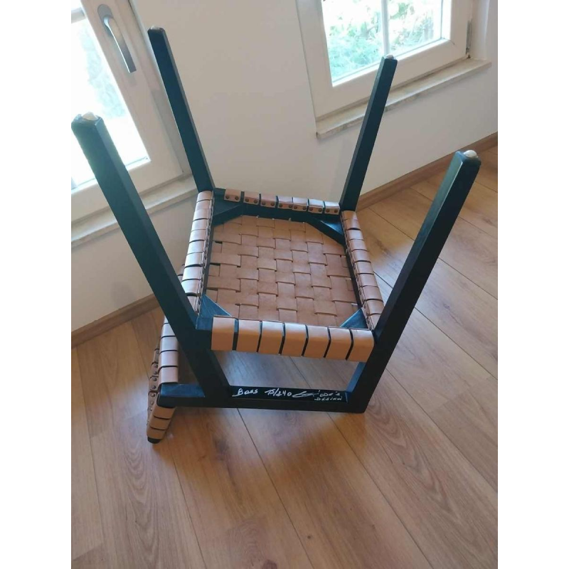 Olivier de Schrijver “Boss” paar fauteuils, zwartgebeitst hout en leren riemen