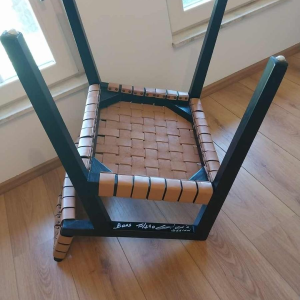 Olivier de Schrijver “Boss” paar fauteuils, zwartgebeitst hout en leren riemen