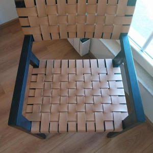 Olivier de Schrijver “Boss“ paire de fauteuils, bois noirci et lanières de cuir