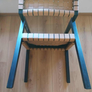 Olivier de Schrijver “Boss” paar fauteuils, zwartgebeitst hout en leren riemen