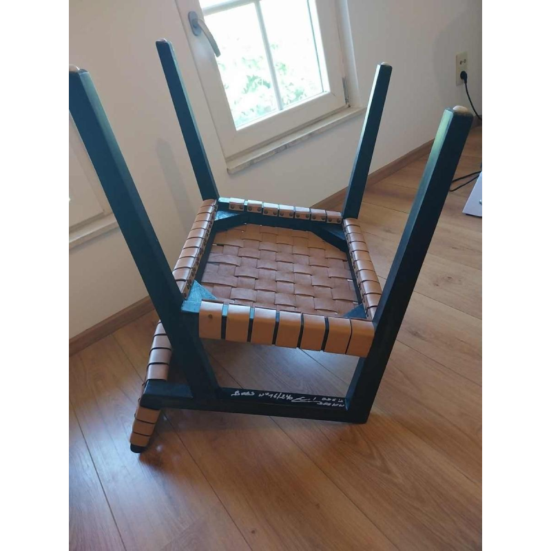 Olivier de Schrijver “Boss” paar fauteuils, zwartgebeitst hout en leren riemen