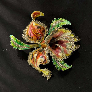 Broche ' Fleur Orchidée ou Iris ' en argent massif émaillé, milieu 20ème siècle