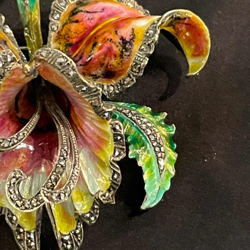 Massief zilveren geëmailleerde 'Orchidee of Iris bloem' broche, midden 20e eeuw