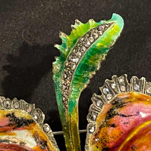 Massief zilveren geëmailleerde 'Orchidee of Iris bloem' broche, midden 20e eeuw