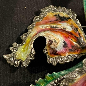 Massief zilveren geëmailleerde 'Orchidee of Iris bloem' broche, midden 20e eeuw