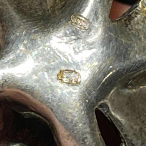 Broche ' Fleur Orchidée ou Iris ' en argent massif émaillé, milieu 20ème siècle