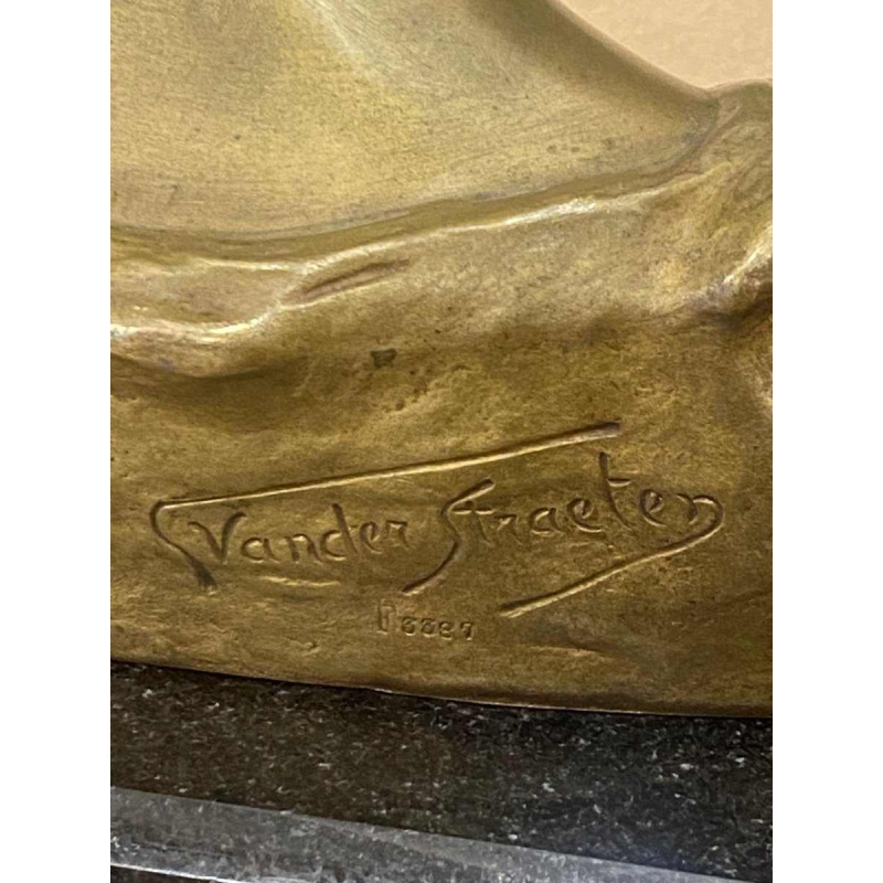 Sculpture en bronze signée Georges Van Der Straeten
