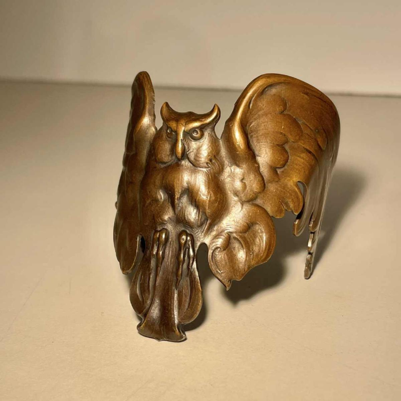 Bracelet Art Nouveau “Chouette aux ailes déployées“ bronze patine cuivre, fin XIXe s