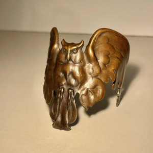Bracelet Art Nouveau “Chouette aux ailes déployées“ bronze patine cuivre, fin XIXe s